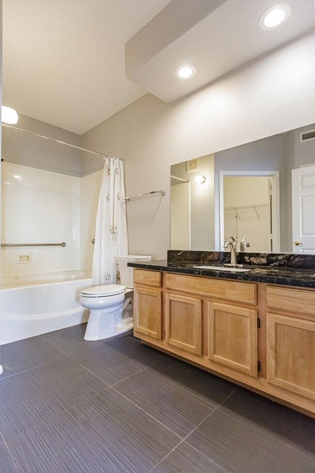 Building Photo - Downstairs condo located in Summerlin
