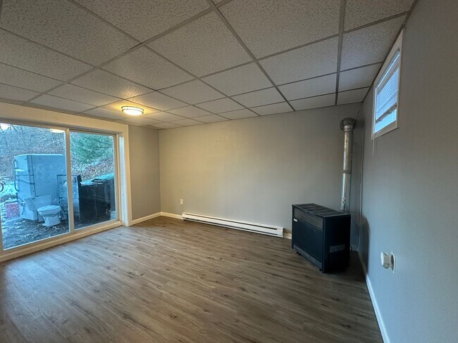 Building Photo - Beautifully Renovated Multilevel 2-Bedroom...