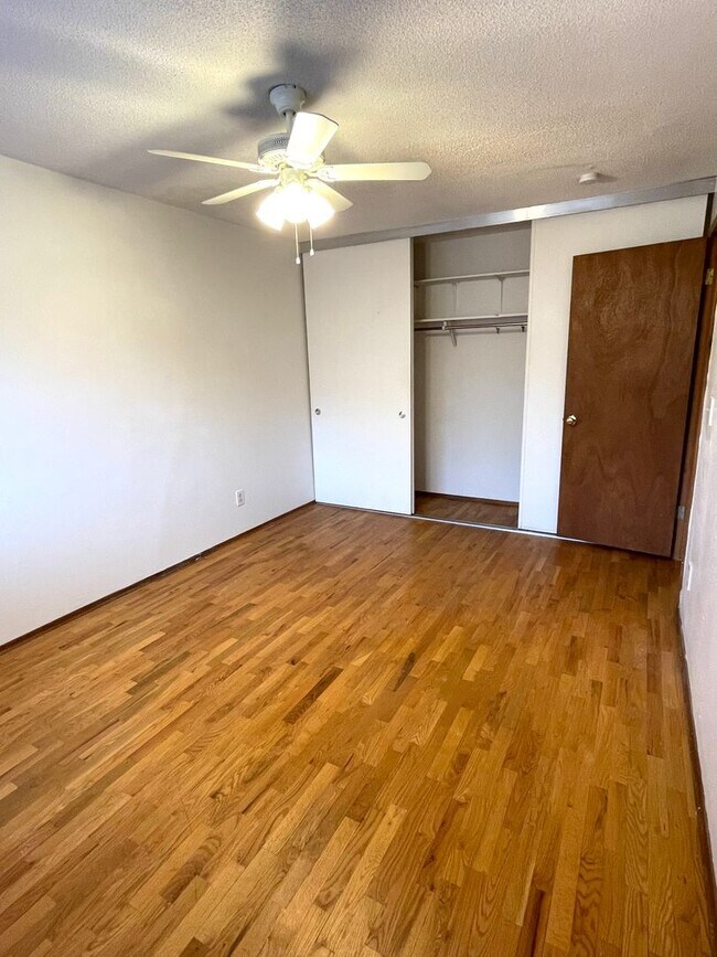 Building Photo - Peaceful 55+ Living | 2 Bed, 1 Bath Apartment with Golf Course Views — Kennewick, WA