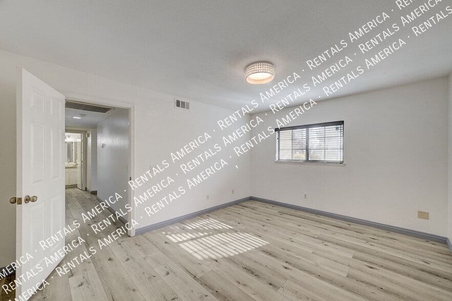 Building Photo - 101 Luna Way