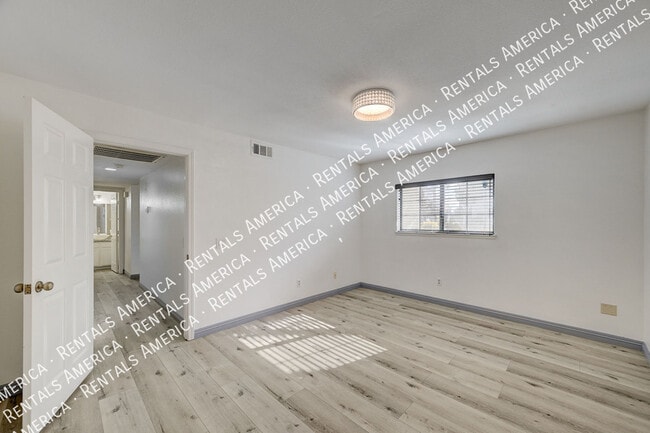 Building Photo - 101 Luna Way