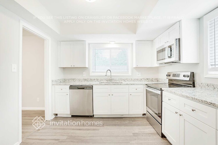 Building Photo - 2305 Verna Dr