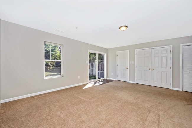 Building Photo - Fantastic End Unit Townhouse For Lease