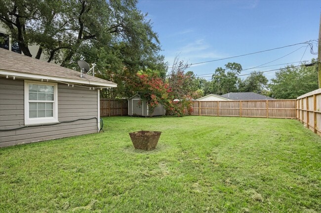 Building Photo - 2327 Saxon Dr