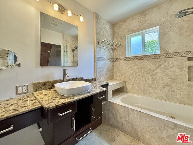 Building Photo - 1153 N Poinsettia Pl