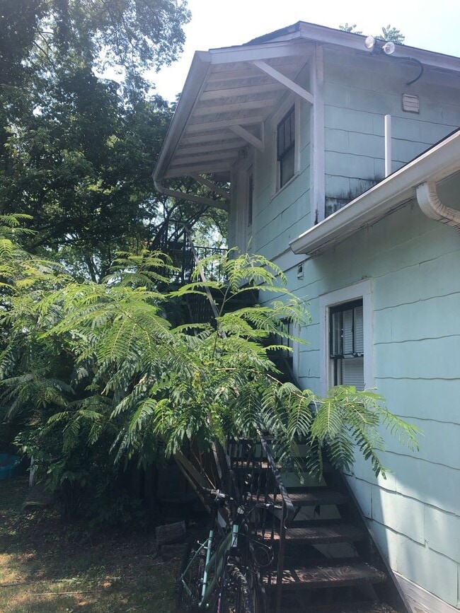 Building Photo - Charming 2 Bed/ 1 Bath upstairs Apartment ...