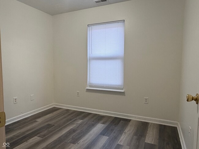 Building Photo - 4930 Elliott Ave