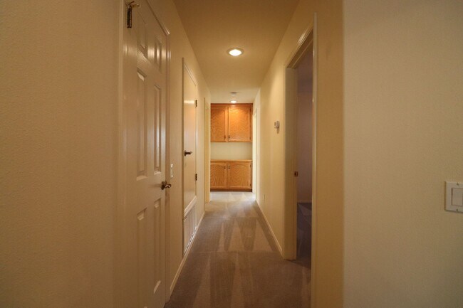 Building Photo - Lovely Mesa Oaks Four Bedroom