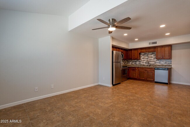 Building Photo - 6206 E Glencove St