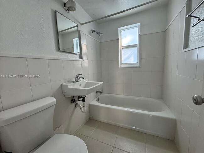 Building Photo - 251 Hibiscus Dr