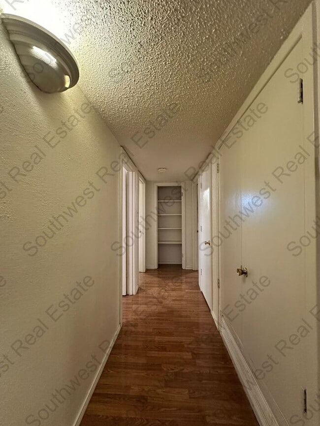 Building Photo - Spacious 3 bedroom, 2 bathroom home
