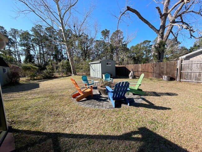 Building Photo - Fall in love with this 4 bedroom/ 2 bathroom single family home!