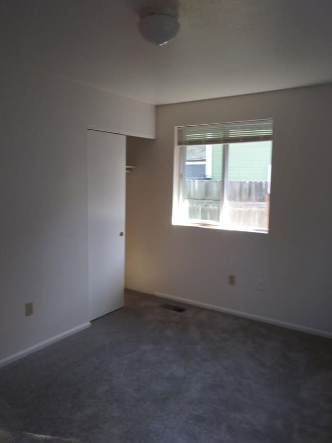 Building Photo - 3 bedroom 2 bath home close to downtown