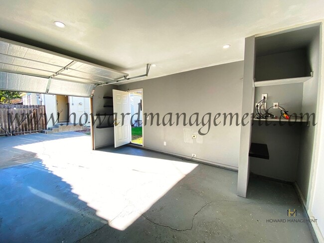 Building Photo - Lovely home with extra large backyard, con...