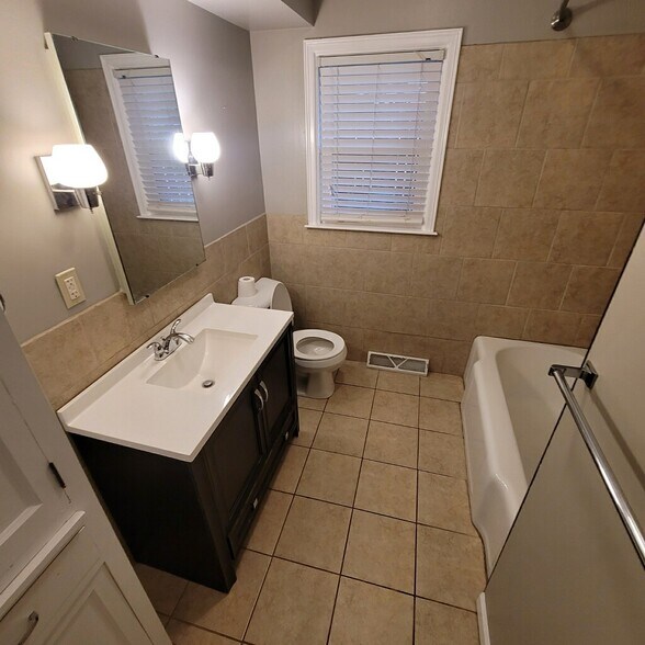 Building Photo - 215 N 12th St