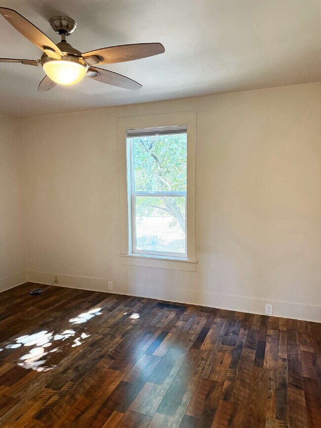 Building Photo - Spacious Two-Story Ranch Home Near Sonoma