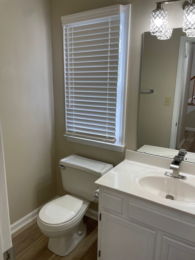 Building Photo - 10 Creekstone Ct