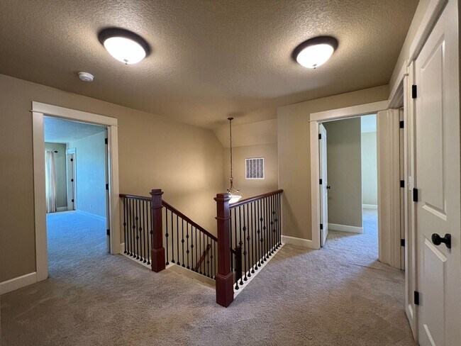 Building Photo - Application Pending - Spacious 3 Bedroom Home in Hood River