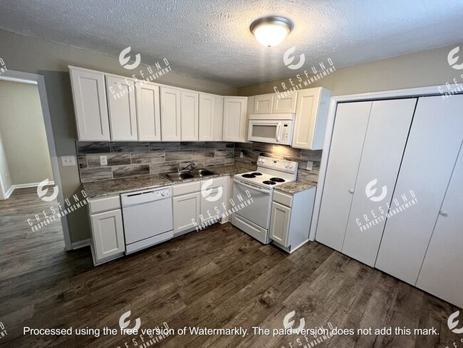 Building Photo - Spacious 1 BR 1 Bath bottom unit