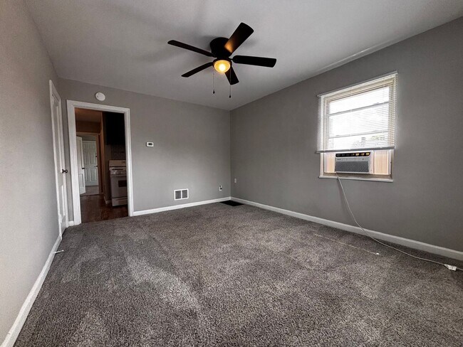 Building Photo - Beautiful 1 bed apartment, just off I-675 ...