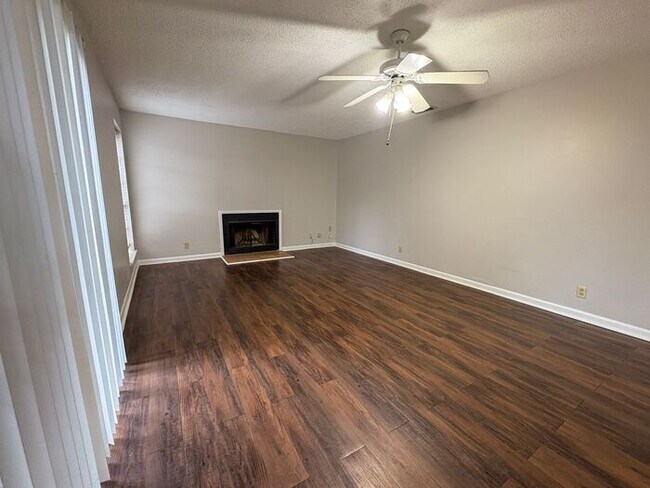 Building Photo - 3 Bed 2 Bath Apartment in Central Tyler! F...
