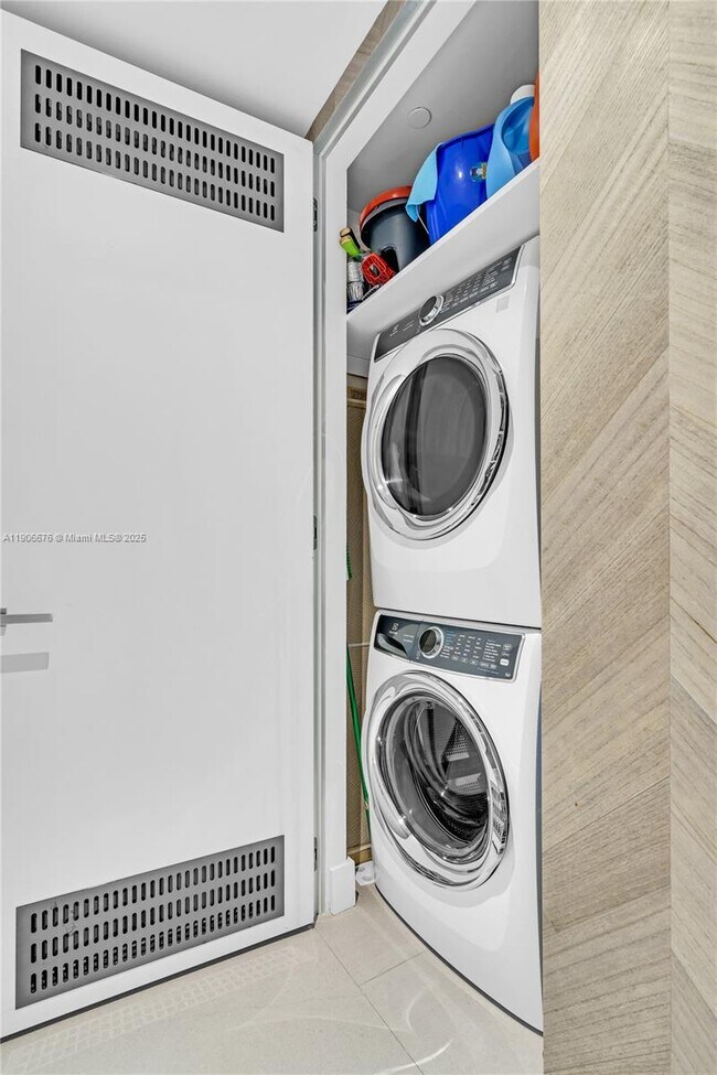 Building Photo - 18975 Collins Ave