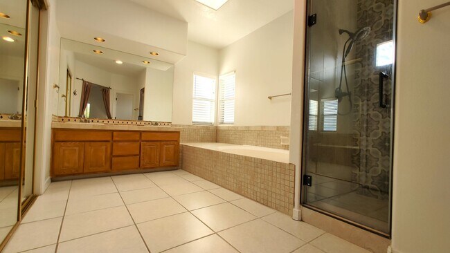 Building Photo - Beautiful 4 Bedroom 2.5 Bathroom House Located In The NE!