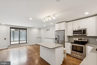 Building Photo - 814 N Uber St