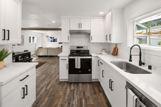 Building Photo - Beautiful Home in Seward Park!