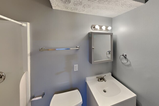 Building Photo - 107 E 16th Ave