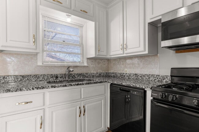 Building Photo - 103 N Tyler St