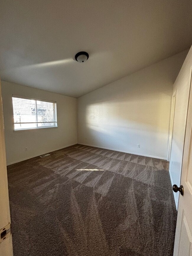 Building Photo - SE Bend House, Gas Heat/Fireplace, Fenced Yard, Dbl. Garage, Pets Considered!