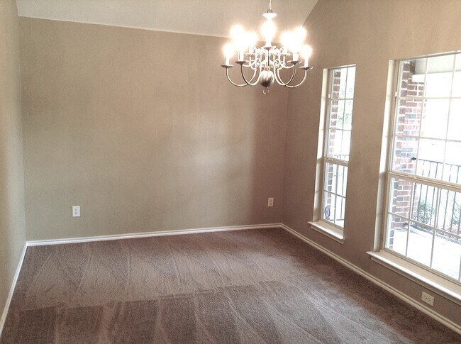Building Photo - 1114 Noblewood Dr