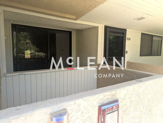 Building Photo - Cozy Palm Springs Villas II Condo