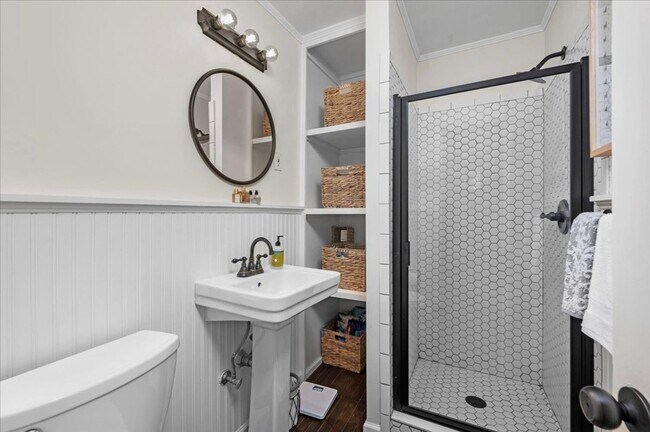 Building Photo - Ranch-style residence offers 3 bedrooms an...