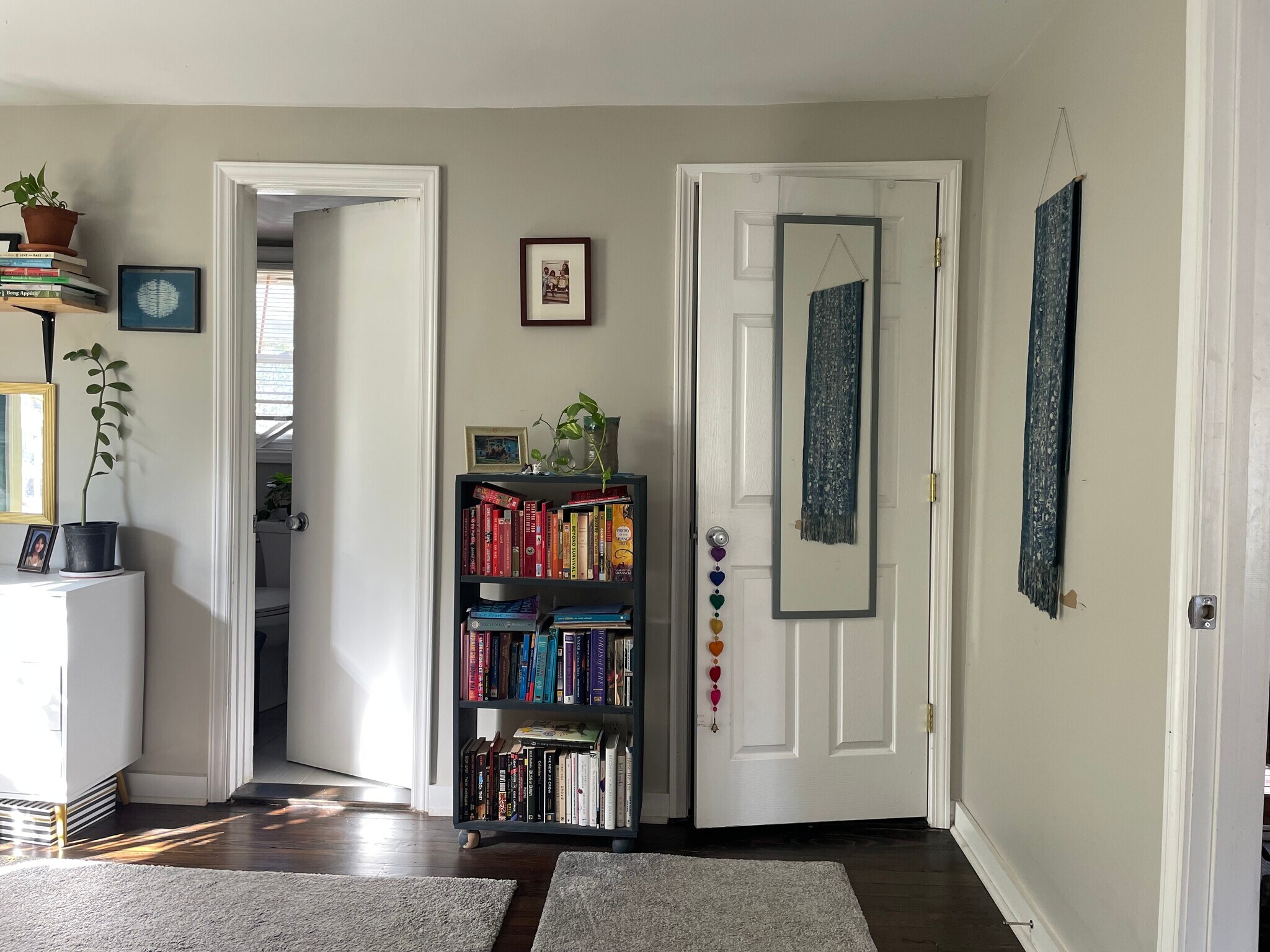 Central hallway connecting bedrooms and bathroom. - 520 Commonwealth St