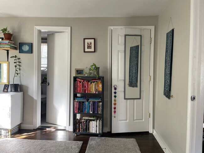 Central hallway connecting bedrooms and bathroom. - 520 Commonwealth St
