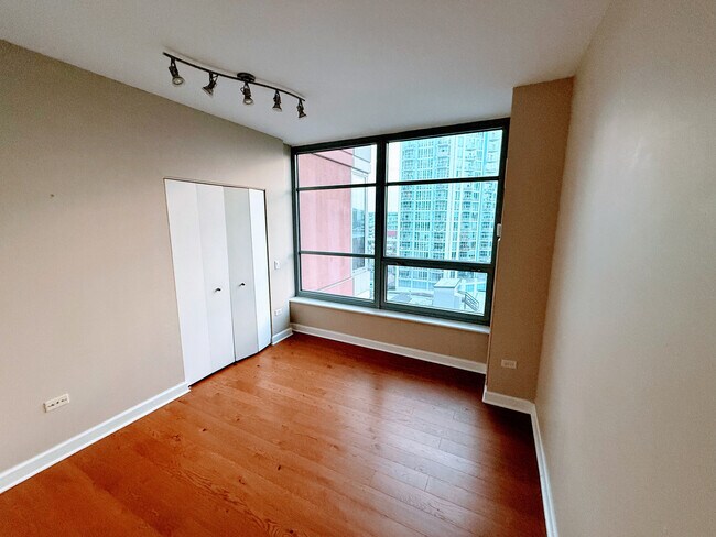 Building Photo - 1600 S Prairie Ave