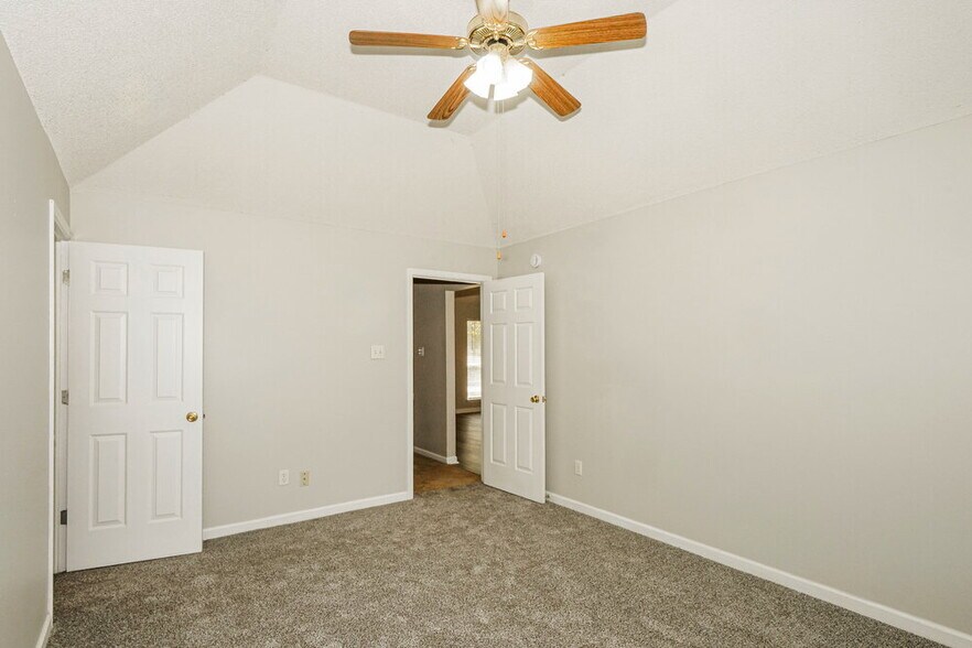 Building Photo - 75 Oakridge Cove