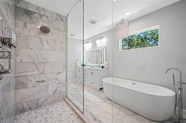 Building Photo - 902 W Plymouth St