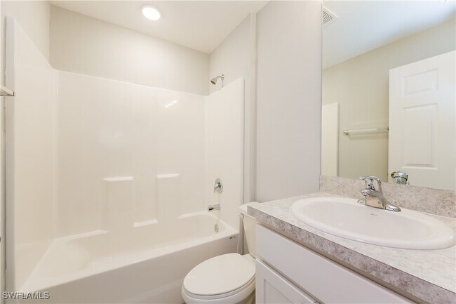 Building Photo - 858 Carbon St E