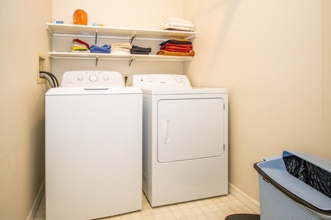 Building Photo - 3 bed, 2.5 bath Duplex