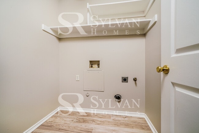 Building Photo - Prepare to be impressed by this 3 bedroom, 2.5 bathroom home