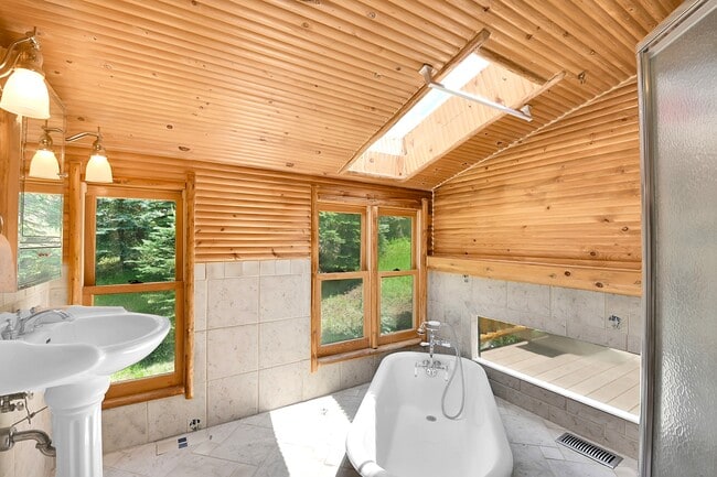 Building Photo - 6326 S Brook Forest Rd