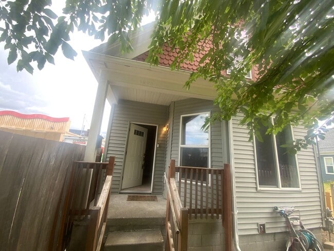 Building Photo - Newly Remodeled Tacoma Gem - Modern Comfor...