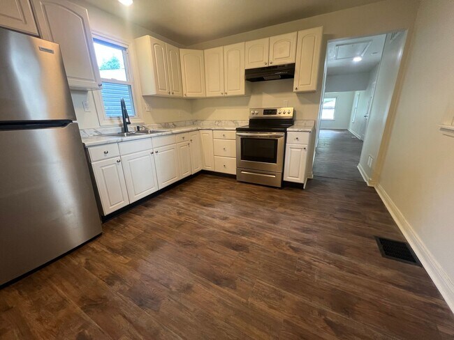 Building Photo - Charming Home