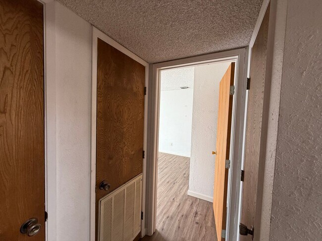 Building Photo - Executive 2-bedroom condo in gated community!