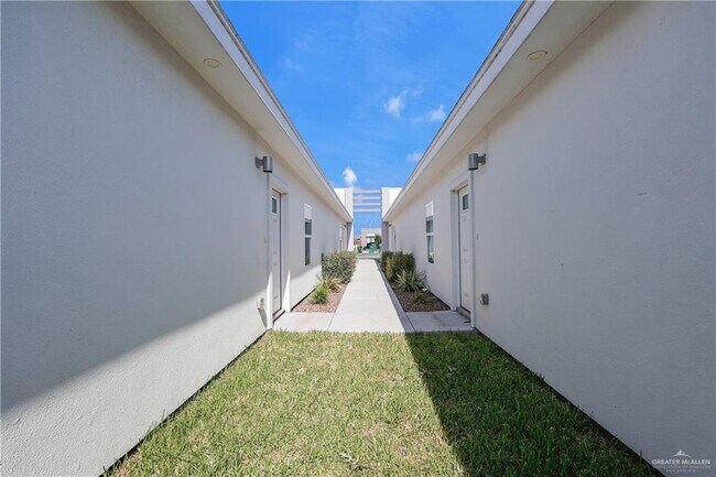 Building Photo - 14 S Dahlia St