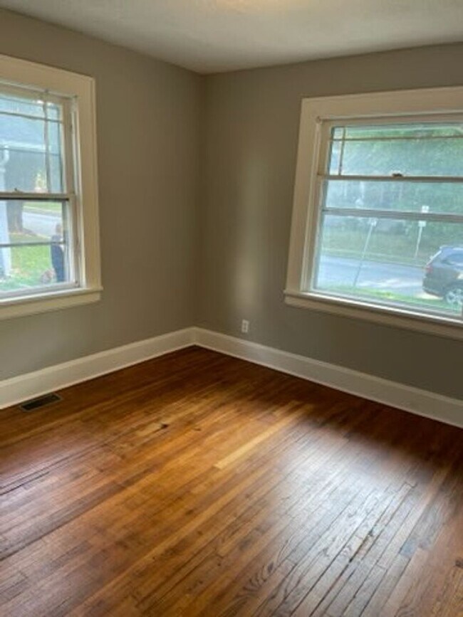 Building Photo - 2 Bed 1 Bath House-PRE LEASING Available N...