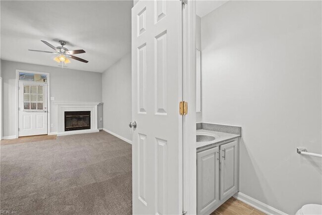 Building Photo - 714 Sutherland Dr